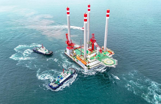 La prima piattaforma mobile multifunzionale offshore della Cina parte per il giacimento petrolifero di Bohai