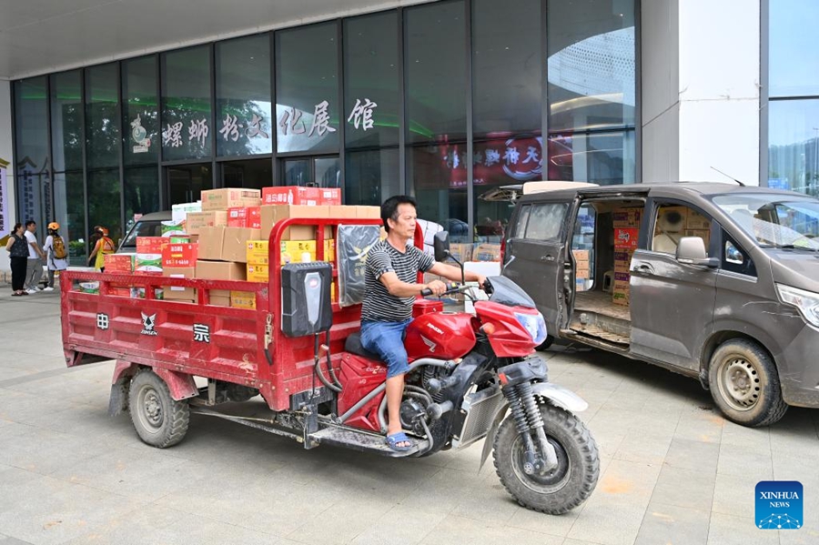 Allestiti diversi siti di ricollocamento temporaneo per i residenti colpiti dal terremoto nel Guangxi