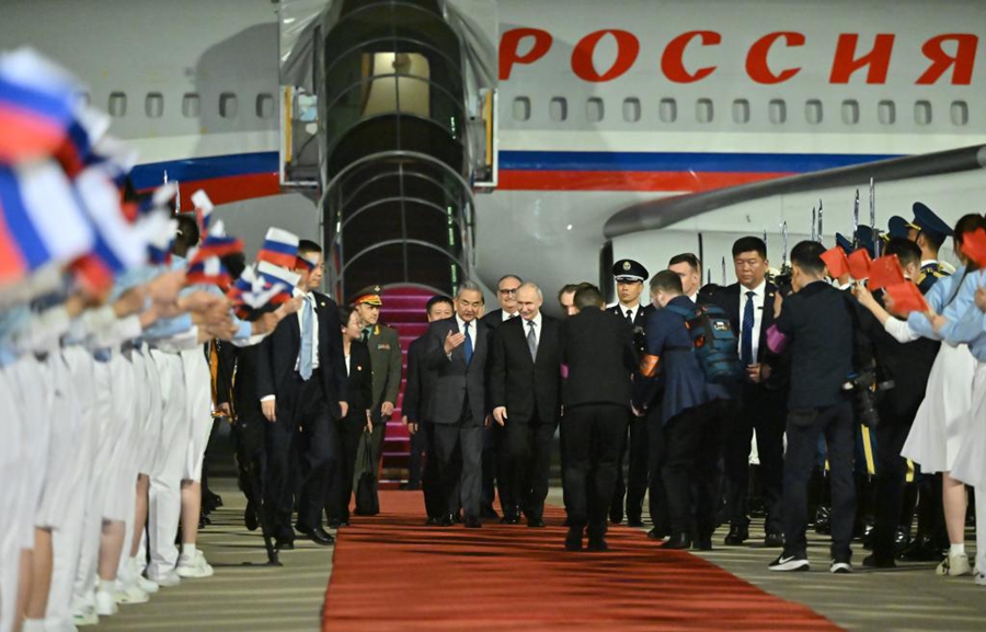Putin arriva a Beijing in visita di Stato