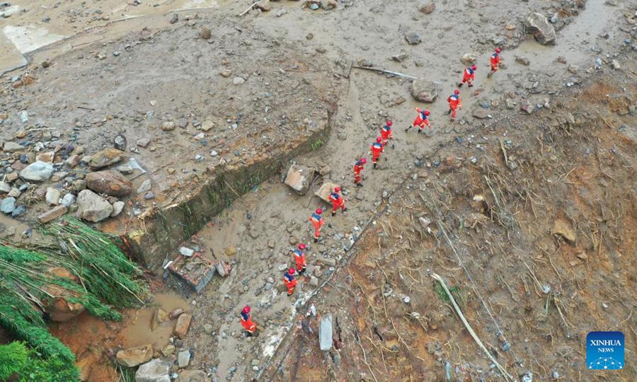 Operazioni di soccorso in corso a Chongqing, colpita da forti precipitazioni