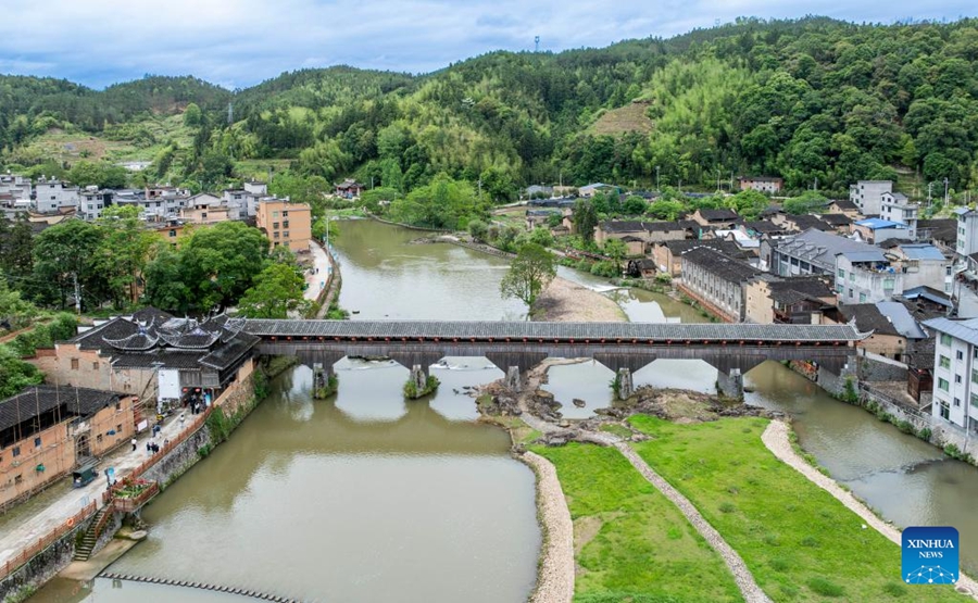 Ponti ad arco con copertura in legno ben conservati nel Fujian