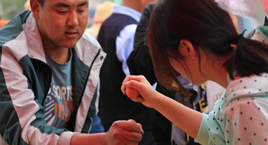 Dingxi, Gansu: Il tradizionale "scontro delle uova" nell'ottavo giorno del quarto mese lunare