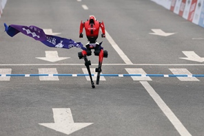 Robot umanoide supera il record mondiale umano della mezza maratona a Beijing