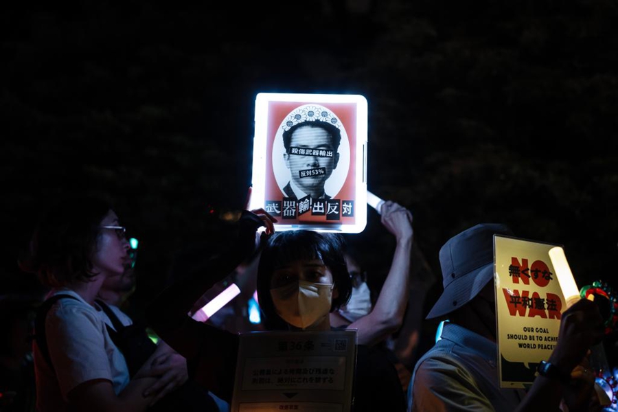 Persone protestano davanti all'edificio della Dieta Nazionale a Tokyo, in Giappone. (29 maggio 2026 - Xinhua/Jia Haocheng)