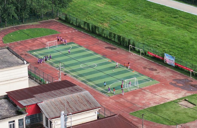 Bambini delle aree rurali inseguono sogni calcistici in una scuola primaria nell'Anhui
