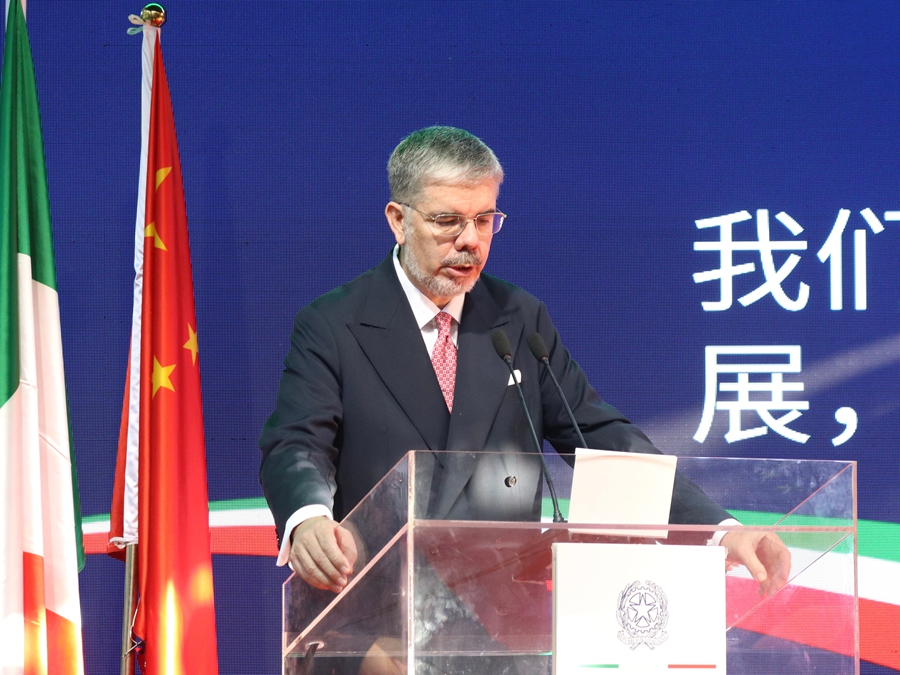 L’Ambasciatore d'Italia in Cina Massimo Ambrosetti tiene un discorso in occasione di un ricevimento per l'80° anniversario della fondazione della Repubblica Italiana presso l’Ambasciata d’Italia a Beijing. (1 giugno 2026 - Quotidiano del Popolo Online/Wu Shimin)