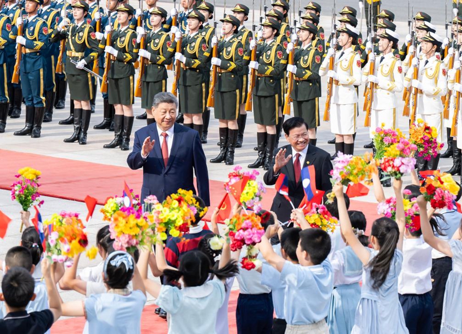 Xi Jinping incontra il Presidente del Laos Thongloun Sisoulith