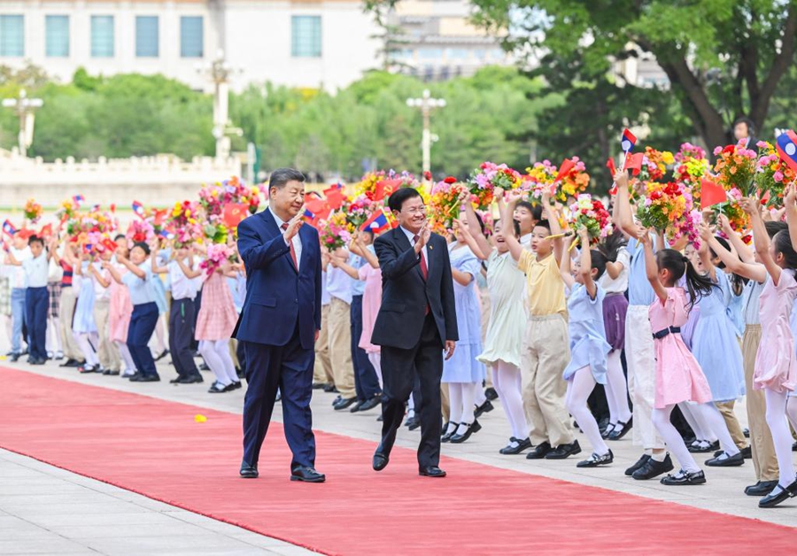 Xi Jinping incontra il Presidente del Laos Thongloun Sisoulith