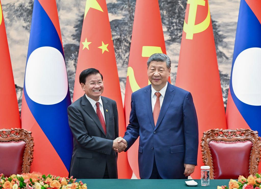 Xi Jinping incontra il Presidente del Laos Thongloun Sisoulith