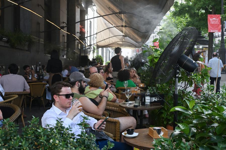 Persone cercano refrigerio in un bar a Madrid, Spagna. (21 giugno 2026 - Gustavo Valiente/Xinhua)