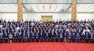 Wang Huning incontra i delegati dell'undicesima Conferenza per l'amicizia delle associazioni dei cinesi d'oltremare