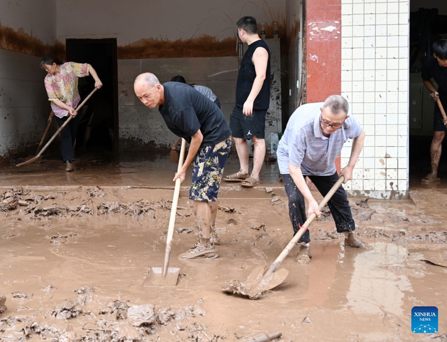 Operazioni di soccorso in corso nelle aree colpite dalle inondazioni in tutta la Cina