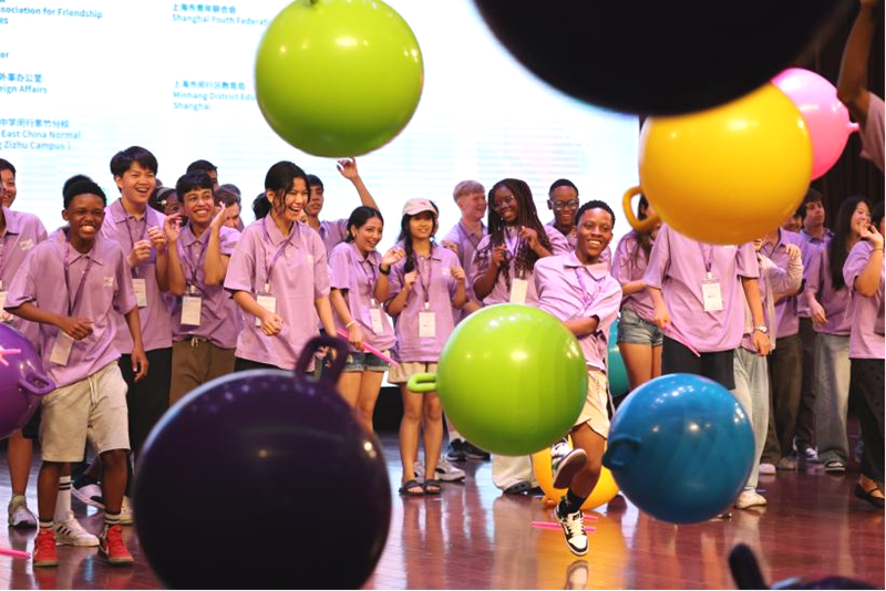 Studenti internazionali si riuniscono al campo dell'amicizia di Shanghai