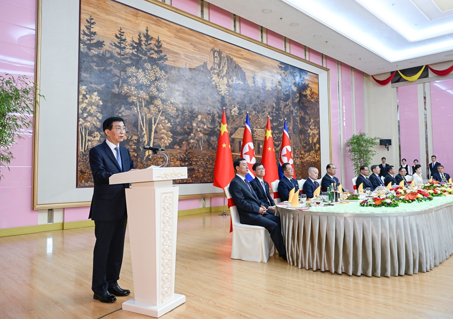 Pyongyang, Wang Huning al ricevimento per i 65 anni del Trattato di amicizia, cooperazione e assistenza reciproca tra Cina e RPDC