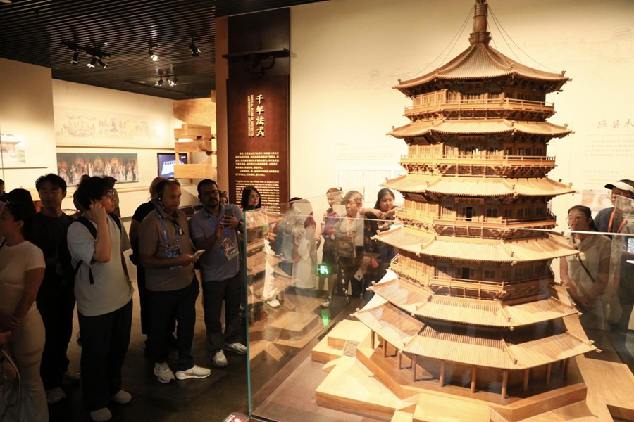 Creatori di contenuti visivi e blogger internazionali esplorano l'antica architettura dello Shanxi