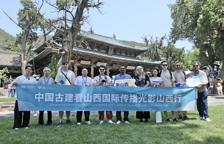 Creatori di contenuti visivi e blogger internazionali esplorano l'antica architettura dello Shanxi