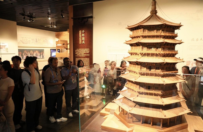 Creatori di contenuti visivi e blogger internazionali esplorano l'antica architettura dello Shanxi
