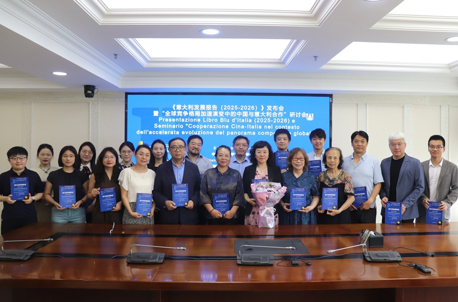Foto di gruppo di esperti e studiosi alla presentazione del "Libro blu d'Italia: Rapporto sullo sviluppo d'Italia (2025-2026)". (22 luglio 2026 - Wu Shimin, Quotidiano del Popolo Online)