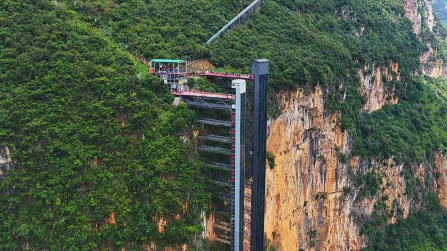 L’Ascensore Fuyao e l’Ascensore Qingyun nell'area panoramica del Grand Canyon del fiume Nizhu. (Xinhua)
