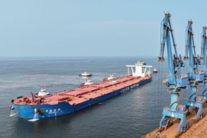 Nave portarinfuse stabilisce un nuovo record di pescaggio al porto di Tianjin