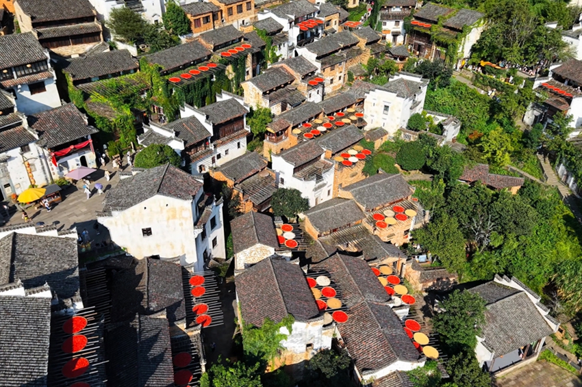 Essiccazione autunnale in un antico villaggio del Jiangxi