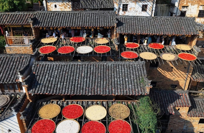 Essiccazione autunnale in un antico villaggio del Jiangxi