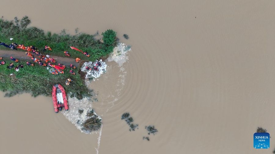 Migliaia gli evacuati mentre le forti piogge fanno ingrossare i fiumi nella Cina centrale