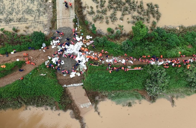 Migliaia gli evacuati mentre le forti piogge fanno ingrossare i fiumi nella Cina centrale
