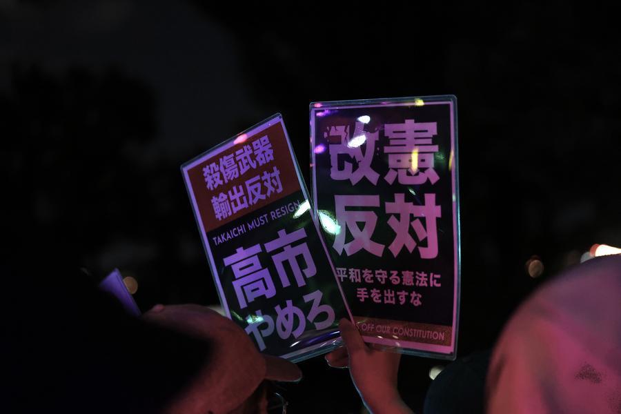 Manifestanti davanti all'edificio della Dieta Nazionale a Tokyo, in Giappone. (10 luglio 2026 - Xinhua/Yue Chenxing)