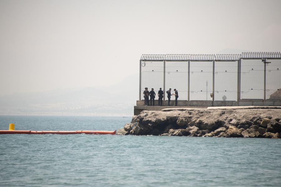 Personale di sicurezza in servizio al confine di Ceuta, Spagna. (15 agosto 2026 - Xinhua/Cheng Min)