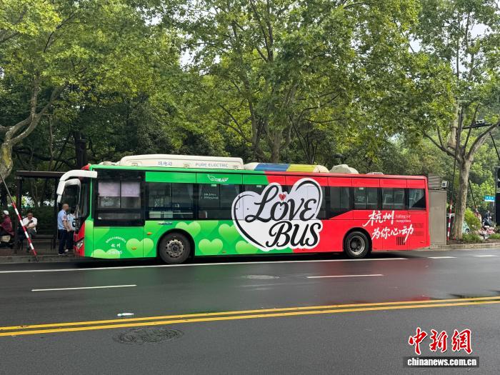 Festa di Qixi, l'Autobus sino-italiano di Hangzhou riparte con un nuovo look