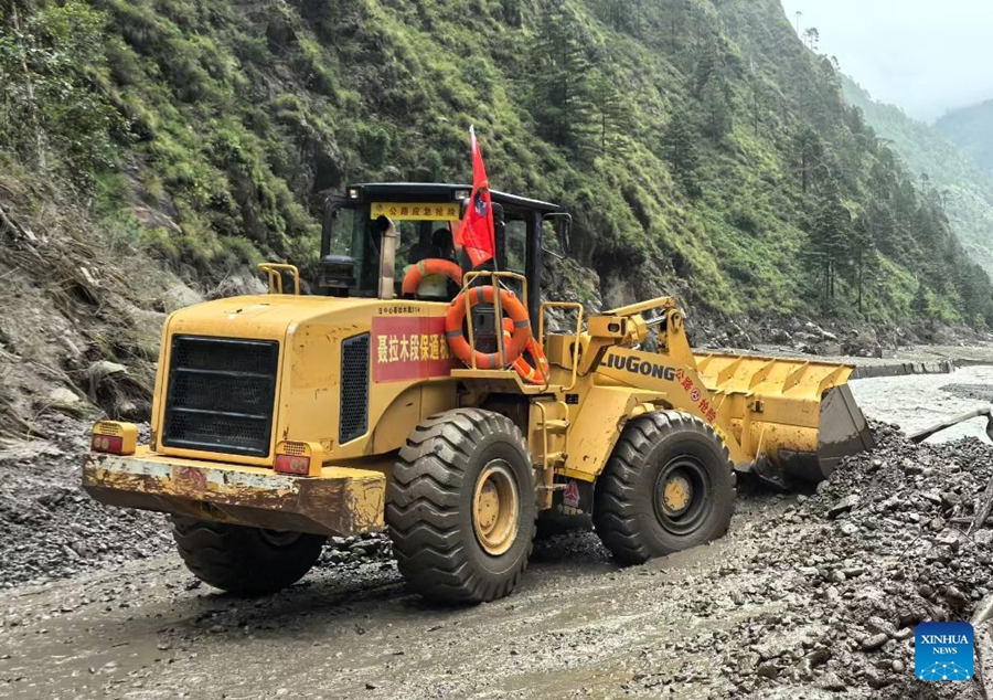 Operazioni di soccorso e sgombero stradale in corso dopo la frana a Gyirong, Xizang