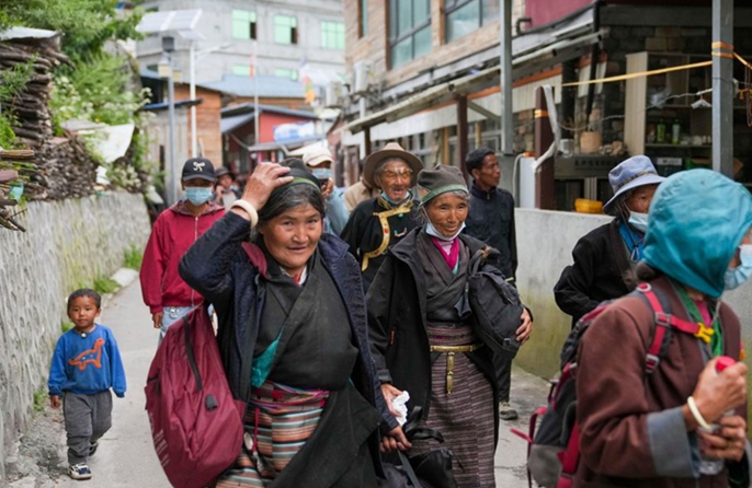 Evacuati residenti e turisti nella zona colpita dalla colata di fango a Gyirong, Xizang