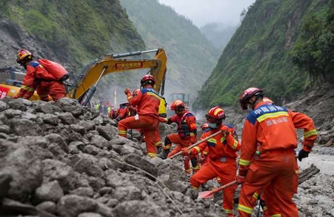 Soccorritori conducono operazioni di ricerca e salvataggio nell'area colpita dalla frana nello Xizang