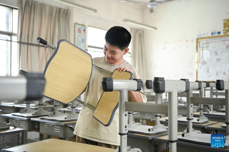 Le scuole primarie e secondarie in alcune regioni della Cina accolgono il primo giorno del nuovo semestre