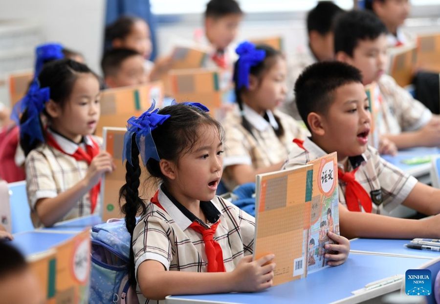 Le scuole primarie e secondarie in alcune regioni della Cina accolgono il primo giorno del nuovo semestre