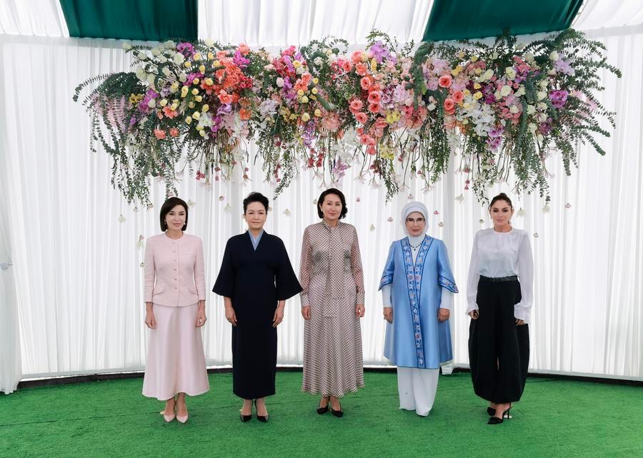 Peng Liyuan all'attività collettiva per i consorti dei leader della SCO
