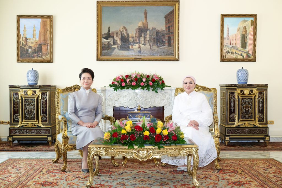 Peng Liyuan e la consorte del Presidente egiziano visitano una mostra di artigianato