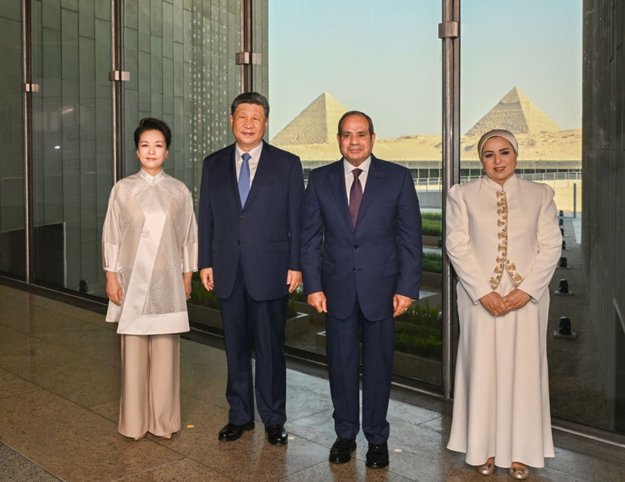 Xi Jinping e Peng Liyuan visitano il Museo Egizio con il Presidente egiziano Al-Sisi e consorte