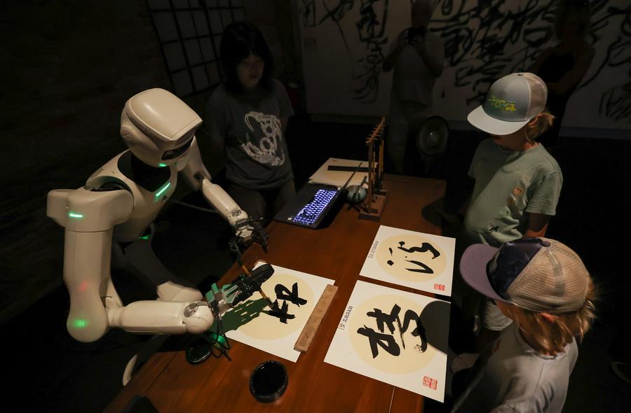 Quando un robot impugna un pennello per calligrafia cinese alla Biennale di Venezia