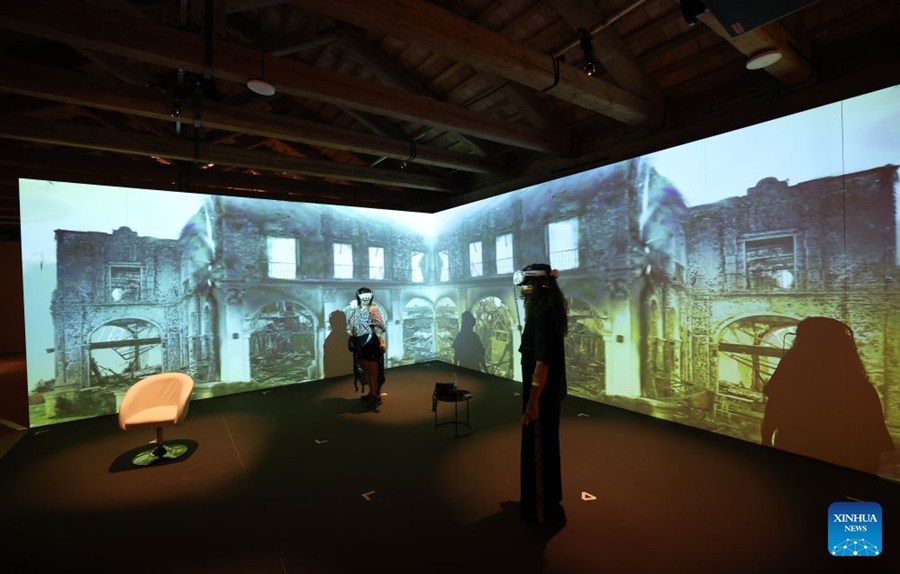 Visitatori sperimentano i progetti VR all'83ª Mostra del Cinema di Venezia