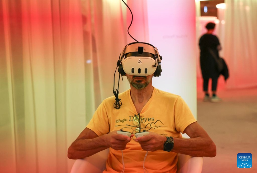 Visitatori sperimentano i progetti VR all'83ª Mostra del Cinema di Venezia