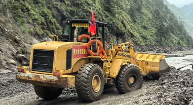 Operazioni di soccorso e sgombero stradale in corso dopo la frana a Gyirong, Xizang
