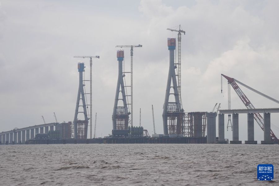 Ponte ferroviario sulla Baia di Hangzhou, completate tre torri principali centrali