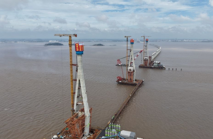 Ponte ferroviario sulla Baia di Hangzhou, completate tre torri principali centrali