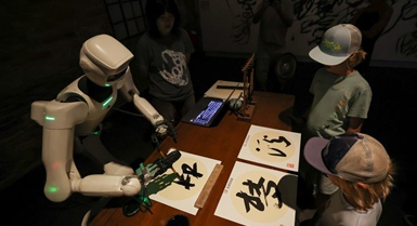 Quando un robot impugna un pennello per calligrafia cinese alla Biennale di Venezia