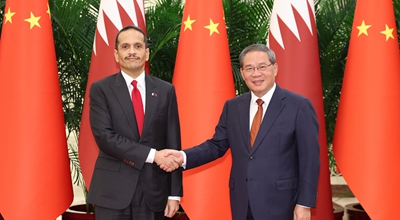 Li Qiang incontra il Primo Ministro e Ministro degli Esteri del Qatar