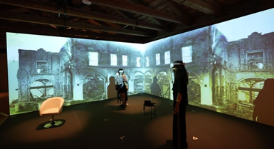 Visitatori sperimentano i progetti VR all'83ª Mostra del Cinema di Venezia