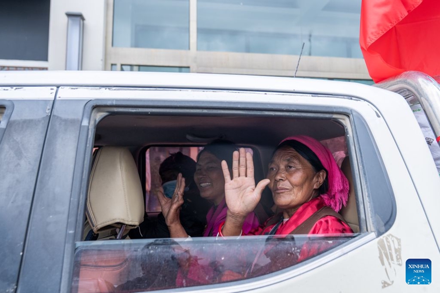 Persone nella zona colpita dalla colata di fango ritornano a casa a Gyirong, nello Xizang