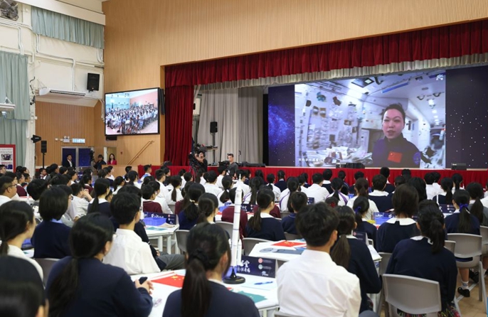 Studenti di Hong Kong e Macao interagiscono con l'equipaggio di Shenzhou-23 durante la "Tiangong Class"